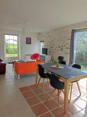 Coin salon dans l'établissement Gîte du Petit Gué
