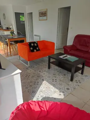 Coin salon dans l'établissement Gîte du Petit Gué