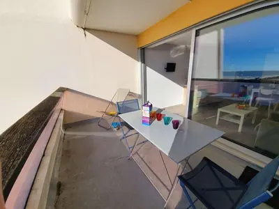 Balcon ou terrasse dans l'établissement Studio cabine 4 couchages, Saint-Jean-de-Monts, balcon, parking, à 2 pas de l'océan - FR-1-224C-194
