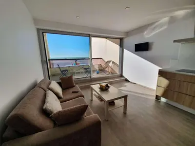 Télévision ou salle de divertissement dans l'établissement Studio cabine 4 couchages, Saint-Jean-de-Monts, balcon, parking, à 2 pas de l'océan - FR-1-224C-194