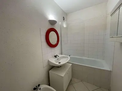 Salle de bains dans l'établissement Studio à St-Jean-de-Monts avec parking et balcon fermé - FR-1-224C-212