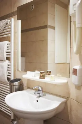 Salle de bains dans l'établissement Logis Hôtel Duquesne