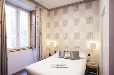 Un ou plusieurs lits dans un hébergement de l'établissement Logis Hôtel Duquesne