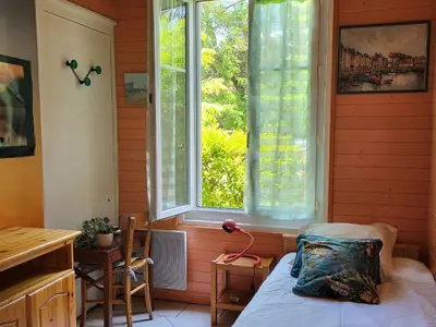 Un ou plusieurs lits dans un hébergement de l'établissement Charmante villa à 500m de la plage, calme et tout confort - FR-1-364-57