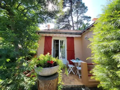 Jardin de l'établissement Charmante villa à 500m de la plage, calme et tout confort - FR-1-364-57