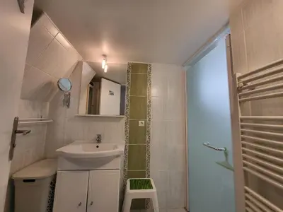 Salle de bains dans l'établissement Charmante villa à 500m de la plage, calme et tout confort - FR-1-364-57