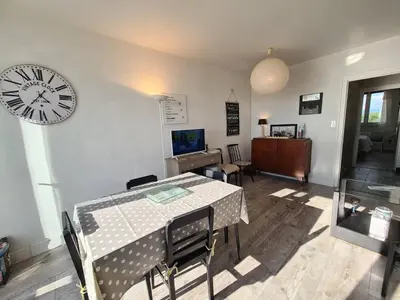 Télévision ou salle de divertissement dans l'établissement Appartement moderne 3 pièces, 6 couchages, parking, proche plage - FR-1-224C-648