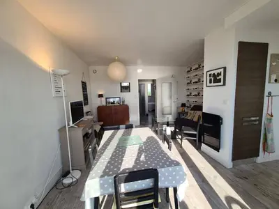 Télévision ou salle de divertissement dans l'établissement Appartement moderne 3 pièces, 6 couchages, parking, proche plage - FR-1-224C-648