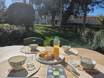 Options de petit-déjeuner proposées aux clients de l'établissement Confortable duplex avec terrasse, proche plage et commerces - St Brevin l'Océan - FR-1-364-43