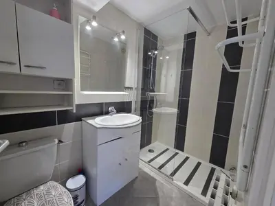 Salle de bains dans l'établissement Confortable duplex avec terrasse, proche plage et commerces - St Brevin l'Océan - FR-1-364-43