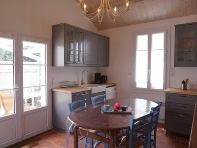 Cuisine ou kitchenette dans l'établissement Maison de plain-pied avec cour, proche plage et commerces - 4 couchages, Noirmoutier-en-l'Île - FR-1-224B-675