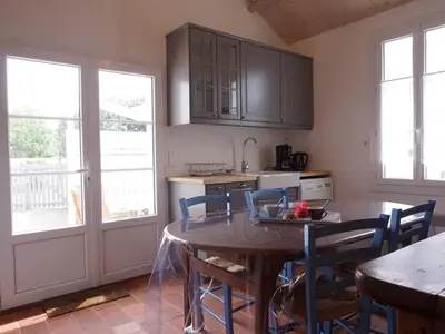 Cuisine ou kitchenette dans l'établissement Maison de plain-pied avec cour, proche plage et commerces - 4 couchages, Noirmoutier-en-l'Île - FR-1-224B-675