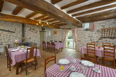 Restaurant ou autre lieu de restauration dans l'établissement Domaine de la Cour