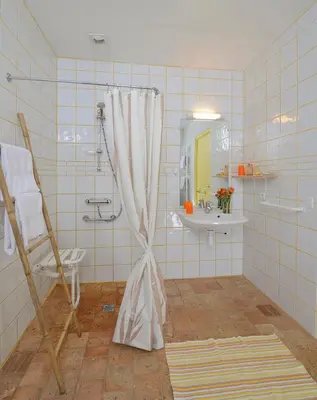 Salle de bains dans l'établissement Domaine de la Cour