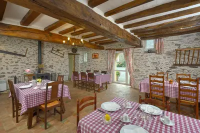 Restaurant ou autre lieu de restauration dans l'établissement Domaine de la Cour