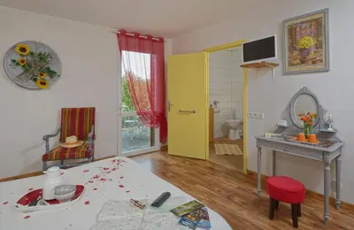 Télévision ou salle de divertissement dans l'établissement Domaine de la Cour