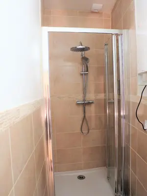 Salle de bains dans l'établissement Studio moderne, hypercentre de Cholet, arrivée autonome !