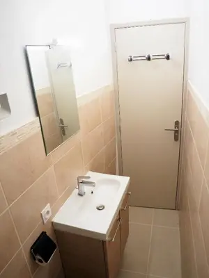 Salle de bains dans l'établissement Studio moderne, hypercentre de Cholet, arrivée autonome !
