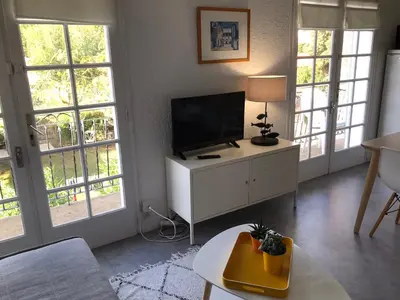 Télévision ou salle de divertissement dans l'établissement La Gardinière