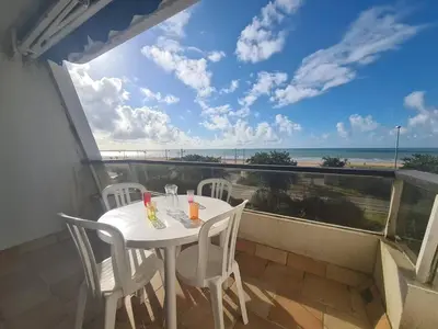 Balcon ou terrasse dans l'établissement Studio en bord de mer avec parking et animaux admis - FR-1-224C-197