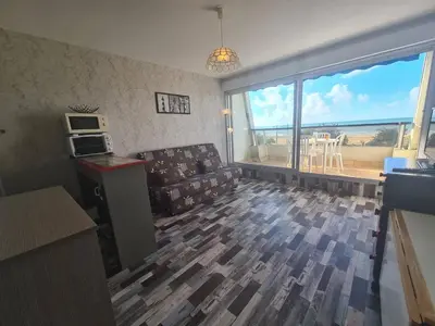 Télévision ou salle de divertissement dans l'établissement Studio en bord de mer avec parking et animaux admis - FR-1-224C-197