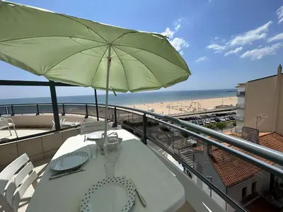 Vue générale sur la mer ou vue sur la mer prise depuis l'appartement
