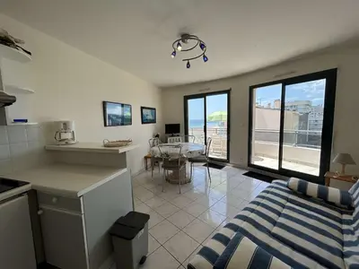 Un ou plusieurs lits dans un hébergement de l'établissement Appartement 2 pièces avec balcon, vue mer latérale - FR-1-224C-301