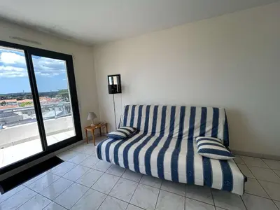 Coin salon dans l'établissement Appartement 2 pièces avec balcon, vue mer latérale - FR-1-224C-301