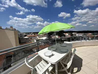 Balcon ou terrasse dans l'établissement Appartement 2 pièces avec balcon, vue mer latérale - FR-1-224C-301
