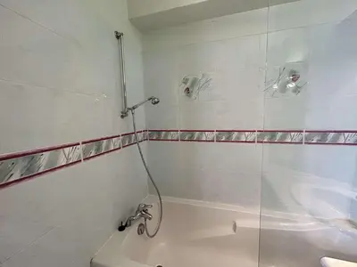 Salle de bains dans l'établissement Appartement 2 pièces avec balcon, vue mer latérale - FR-1-224C-301