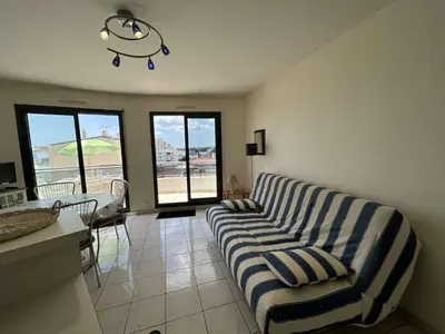 Coin salon dans l'établissement Appartement 2 pièces avec balcon, vue mer latérale - FR-1-224C-301