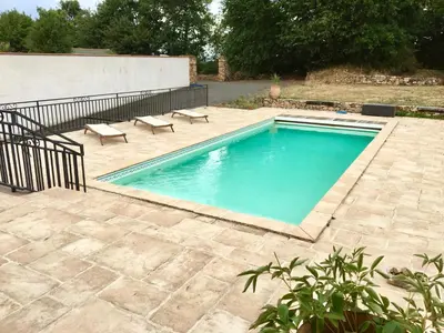 Piscine de l'établissement Gîte la Treille ou située à proximité