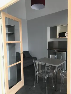 Cuisine ou kitchenette dans l'établissement SmartAppart Saint Nazaire