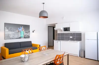 Cuisine ou kitchenette dans l'établissement Appart-Hotel Mer & Golf City Ile de Nantes