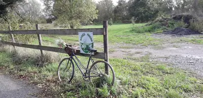 Vélo sur le terrain de l'établissement au fabuleux festin ou dans les environs