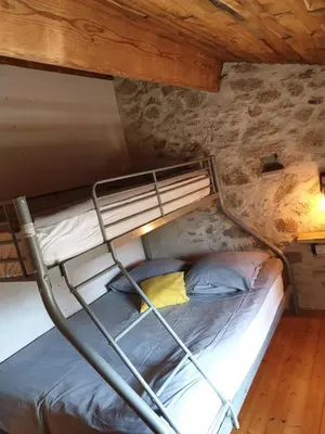 Un ou plusieurs lits dans un hébergement de l'établissement Gîte les Pieds dans l'eau 10 min du Puy du Fo