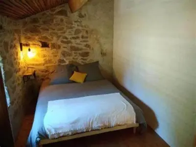 Un ou plusieurs lits dans un hébergement de l'établissement Gîte les Pieds dans l'eau 10 min du Puy du Fo