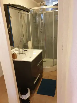 Salle de bains dans l'établissement Gîte les Pieds dans l'eau 10 min du Puy du Fo