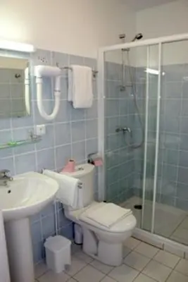 Salle de bains dans l'établissement Hôtel du Marché