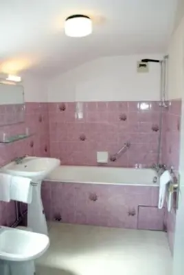 Salle de bains dans l'établissement Hôtel du Marché