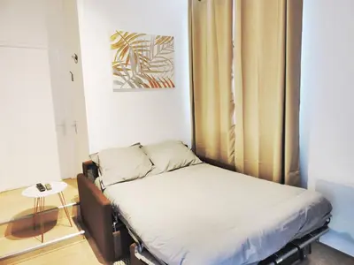 Un ou plusieurs lits dans un hébergement de l'établissement F2 Golden Lounge, Hyper Centre, Parking