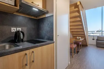 Cuisine ou kitchenette dans l'établissement Appart'hôtel Odalys City - Nantes Cité des congrès