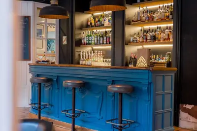 Salon ou bar de l'établissement Hotel de Charme Le Sud Bretagne