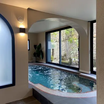Piscine de l'établissement Hotel de Charme Le Sud Bretagne ou située à proximité