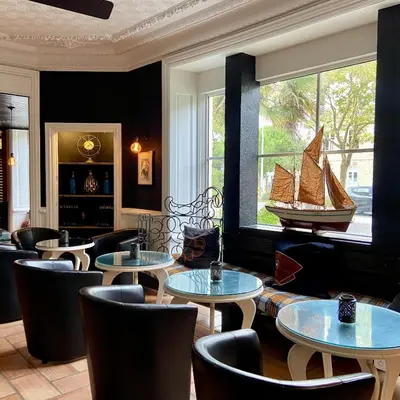 Coin salon dans l'établissement Hotel de Charme Le Sud Bretagne