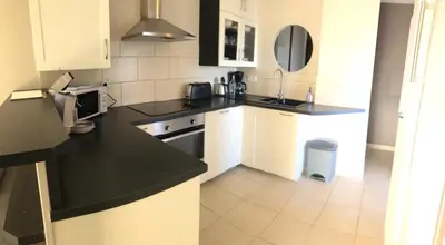 Cuisine ou kitchenette dans l'établissement Cap Eden 4 personnes