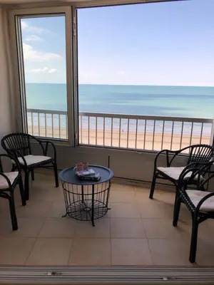 Vue générale sur la mer ou vue sur la mer prise depuis l'appartement