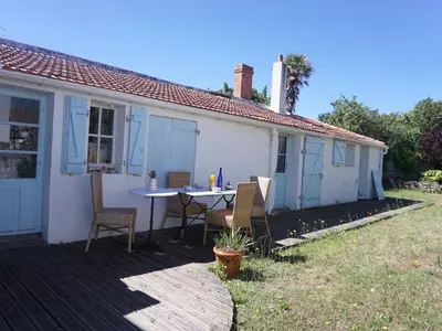 Jardin de l'établissement Maison rénovée avec jardin, proche plage, 4 couchages, Barbâtre - FR-1-224B-744
