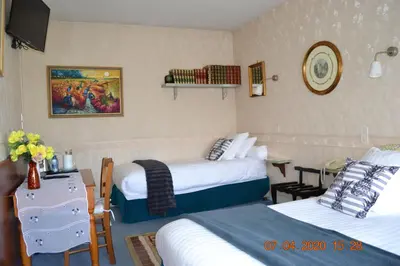 Un ou plusieurs lits dans un hébergement de l'établissement Hôtel Le Castel