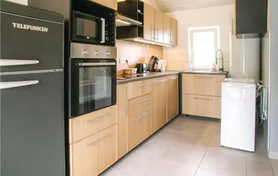 Cuisine ou kitchenette dans l'établissement Lovely Home In St Urbain With Kitchen